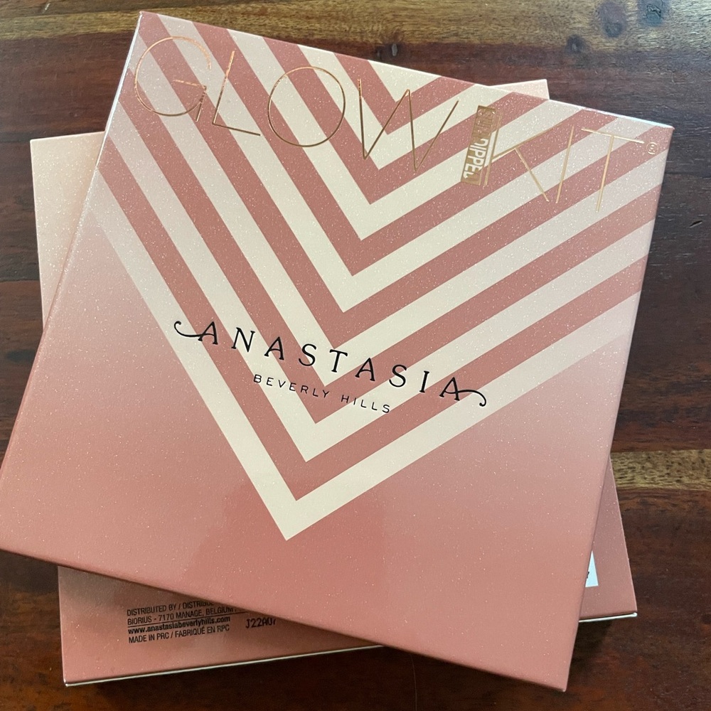 ANASTASIA BEVERLY HILLS GLOWKIT